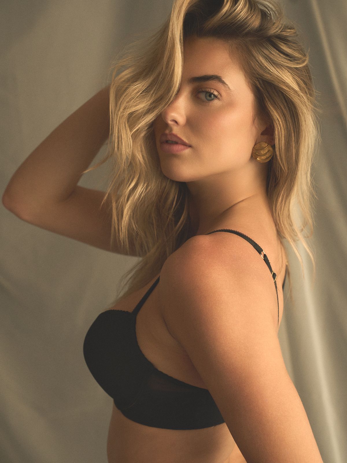 Model Julia, warm directional light editorial, Los Angeles